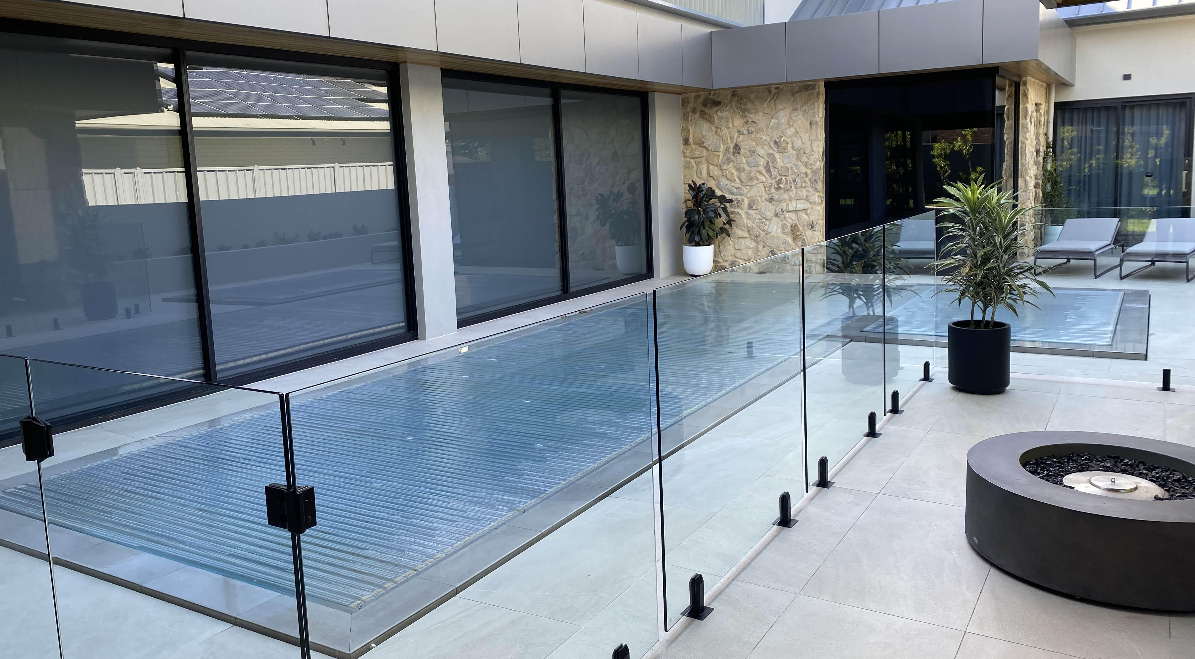 pool-glass-cleaning-image